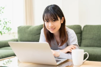 パソコンを操作する女性