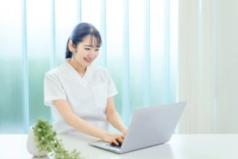 パソコンを操作する女性