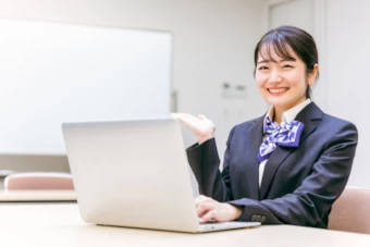 パソコンを操作する女性