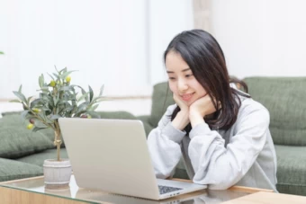 パソコンを操作する女性