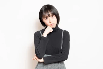 納得できない表情の女性