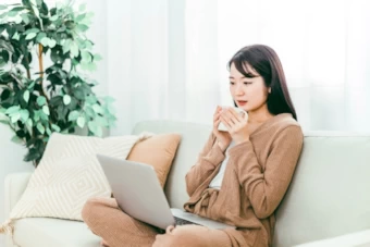 パソコンを操作する女性