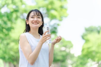 水を飲もうとする女性