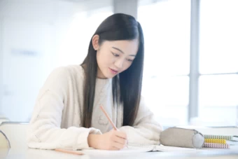 受験勉強に打ち込む