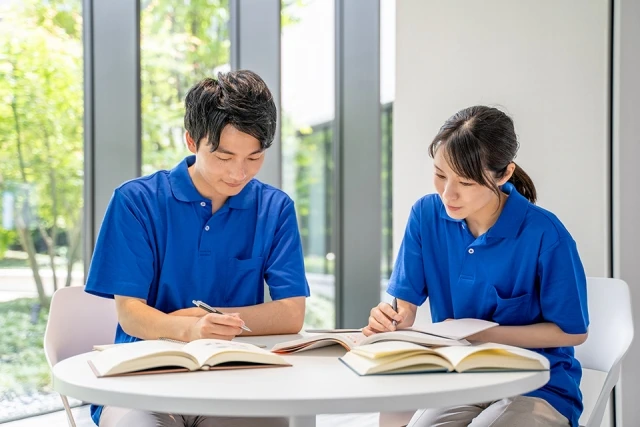 ２人で受験勉強する医療関係者