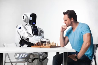 事務所の紹介をする女性