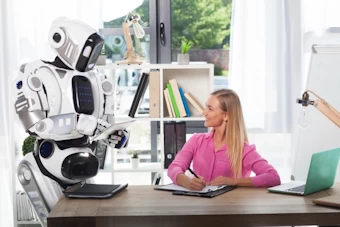 ロボットと向き合う女性