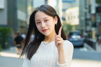 意気込みを見せる女性