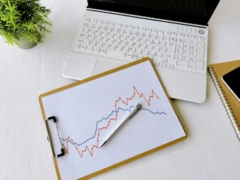 暑さに耐える男性