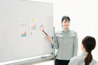 工場内でレクチャーする女性