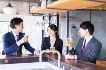 接待を受ける女性