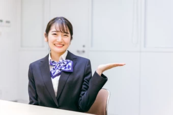事務所の紹介をする女性