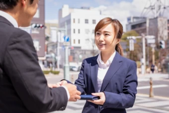 名刺交換する女性