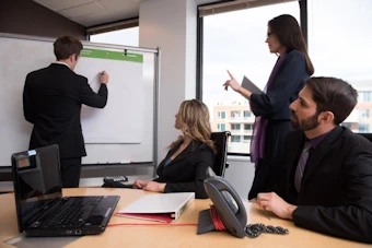 協議するビジネスパーソン