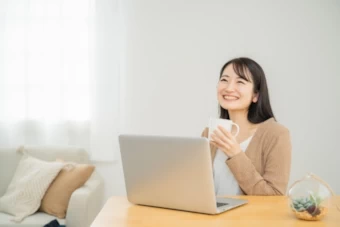 パソコンを用いる女性