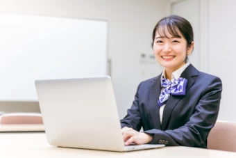 パソコンを操作する女性