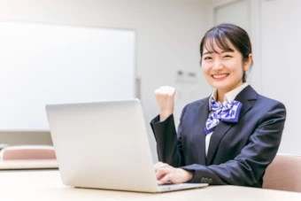 受験勉強する2人の女性