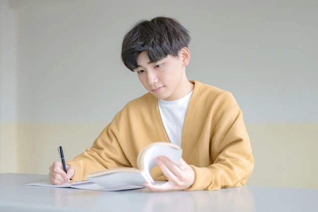 受験勉強に打ち込む