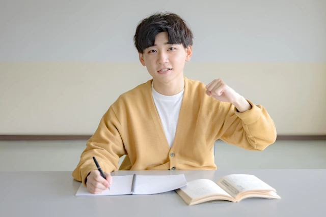 受験勉強に打ち込む