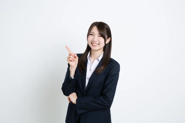 １を示すスーツ姿の女性