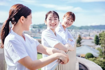 話し合う医師と看護師