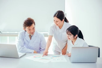 会議を行う医療従事者