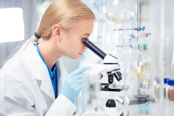 顕微鏡を除く女性