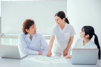 打合せをする男女