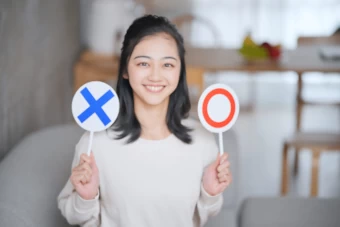 どちらを選ぶか迷う女性