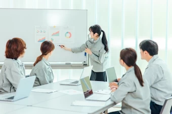 打合せをする男女