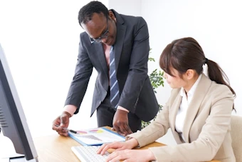 打合せする男女