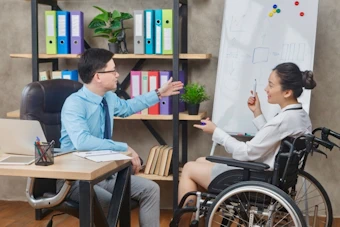 打合せをする男女