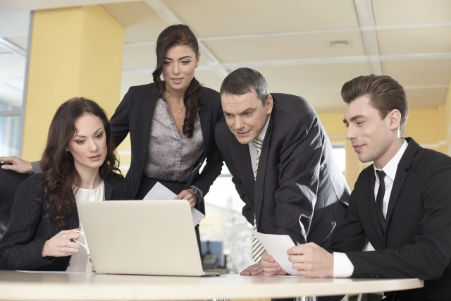 コンピュータを見る女性