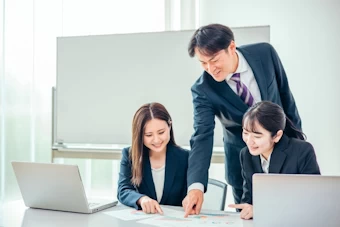 打合せをする男女