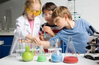 化学物質を扱う子供たち