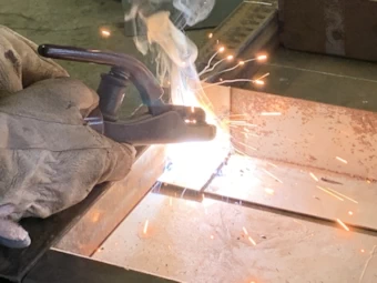 溶接作業を行う