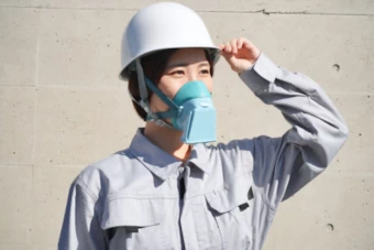 防じんマスクを着けた女性