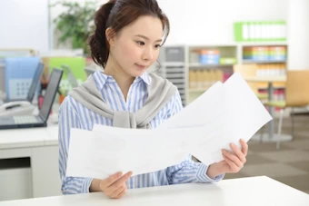 書類を見る女性