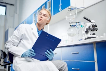 化学物質を扱う研究者