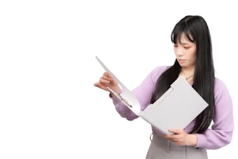 書類を見る女性