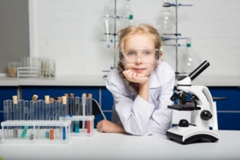 化学物質を扱う少女
