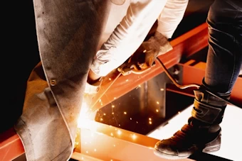 溶接作業を行う