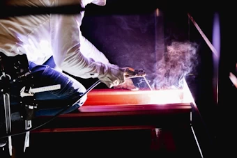 溶接作業を行う