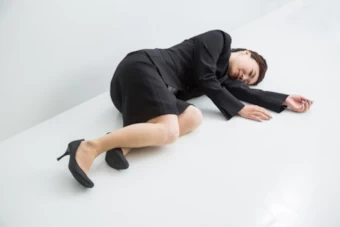 転んだ女性