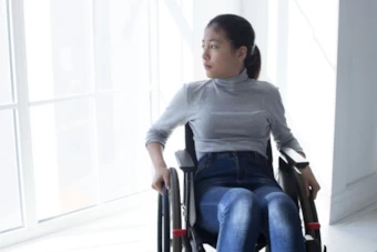 車椅子の女性