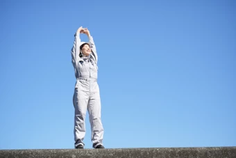 作業衣の女性
