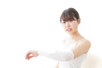 蜂に刺された女性