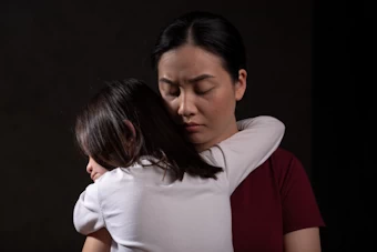 母親に抱き着く子供