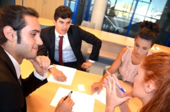 打合せをする男女