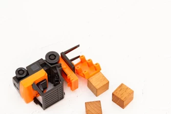 転倒するフォークリフト